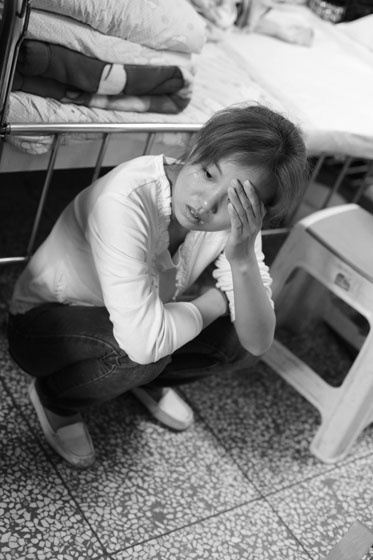 女兒熟睡之后，媽媽總會一個人想很多，女兒的病情、巨額的醫(yī)療費用時刻充斥著她的大腦，年輕的媽媽在這種情境下變得憔悴了很多，她不知道小彬嫻什么時候會好起來，帶著她穿梭在小公園里看著她稚嫩的笑。