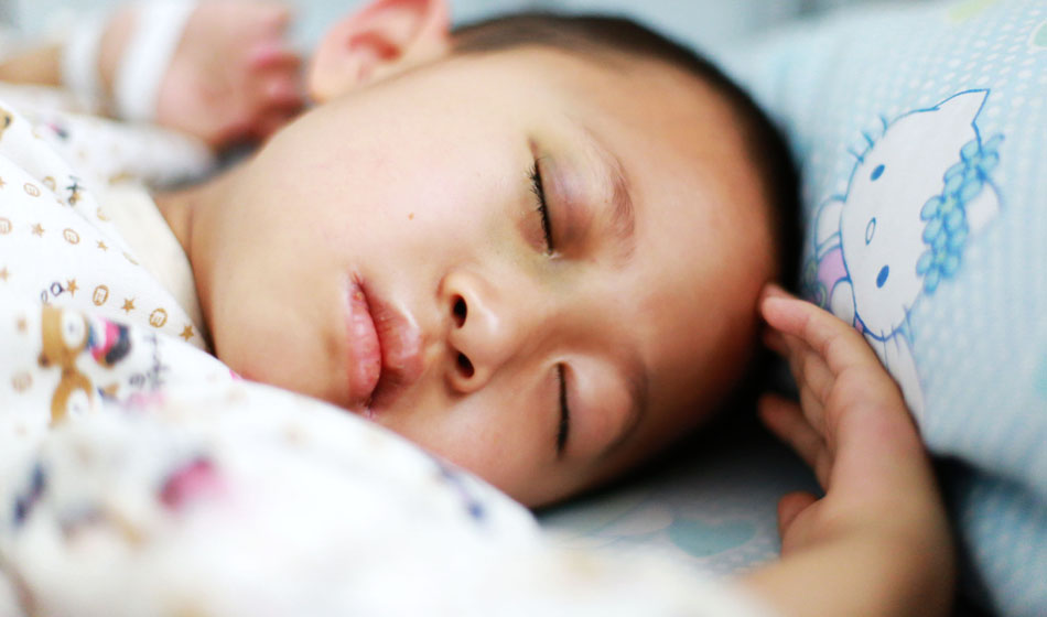 小彬嫻眼部、嘴部、脖子等出血點致使她無法吃硬東西，不小心劃破一下對她就是最大的損失，每個人都在保護著她，包括幼小的她自己。