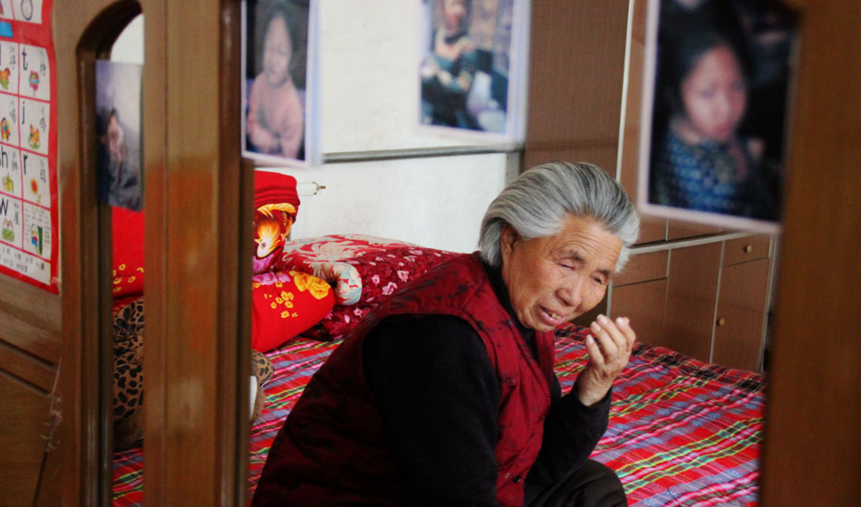 小彬嫻80歲的老奶奶每天在家祈禱小彬嫻早日回來。“老奶奶最親”這是小彬嫻對“誰最親”這個問題最多的回答，小彬嫻和老奶奶就像是一對好朋友，兩個人在一起總是歡聲笑語。而現(xiàn)在，老奶奶每天看著鏡子前的小彬嫻的照片就會淚流滿面。