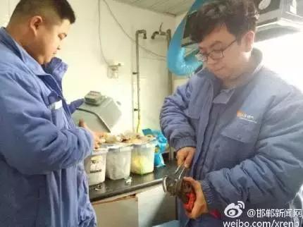 2月28日，邯鄲華潤燃氣公司工作人員對我市叢臺花園，滏新家園等燃氣用戶進行安檢，截止目前，該公司已入戶安檢21938戶，發(fā)現隱患并整改1564戶。根據相關規(guī)定，燃氣經營企業(yè)每兩年需對所管轄范圍內的燃氣用戶進行一次入戶安全檢查工作，其目的是查找安全隱患，確保用戶安全用氣。
