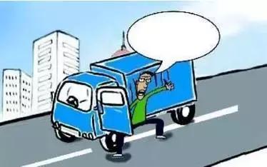 2月27日凌晨，邯鄲市一名男子套用其表哥A2駕駛證信息駕駛大貨車進入市區(qū)，沒成想因為嘴角的一顆痣被交警看出破綻，不僅被公安機關依法行政拘留了15天，而且被罰款1500元。在事實面前，駕駛人不得不承認自己無證，試圖用表哥的駕駛證蒙混過關。